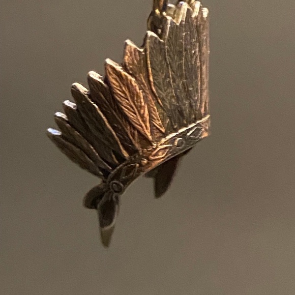 Vintage Sterling Silver Native American 🪶war bonnet/headdress Necklace🪶 1” - Picture 3 of 5
